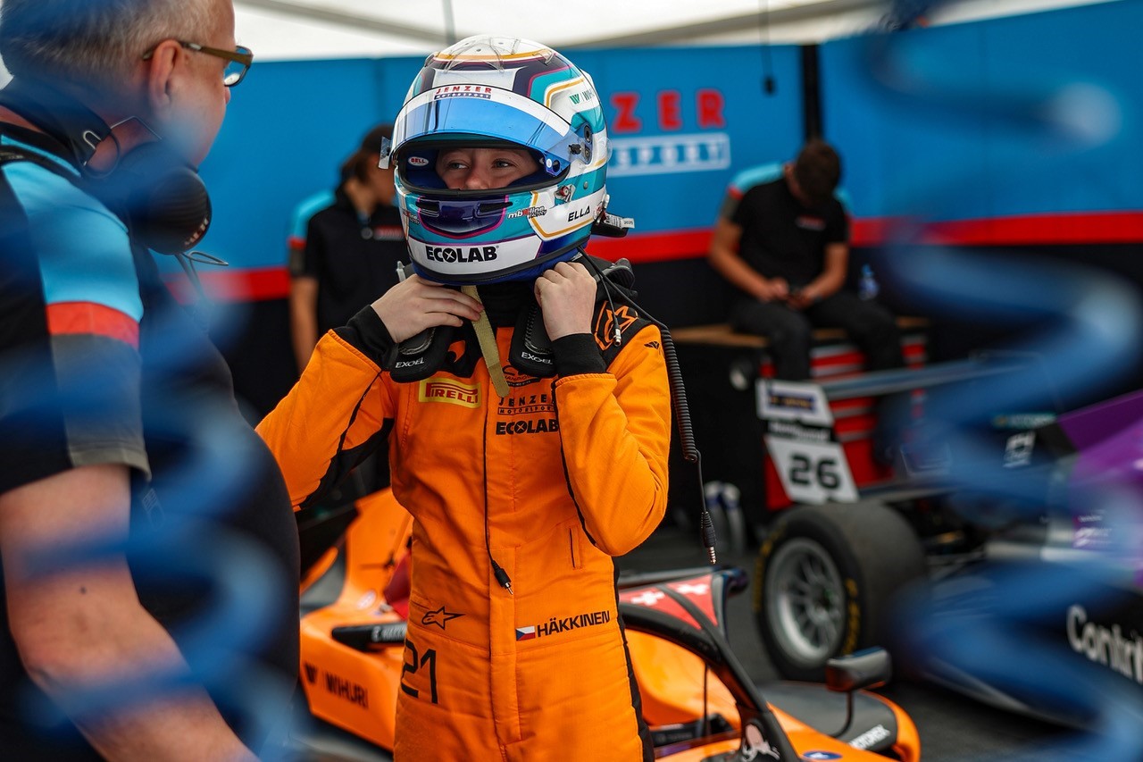 Dcera legendy F1 se představí v Mostě. Ella Häkkinen: Reprezentovat Česko pro mě hodně znamená